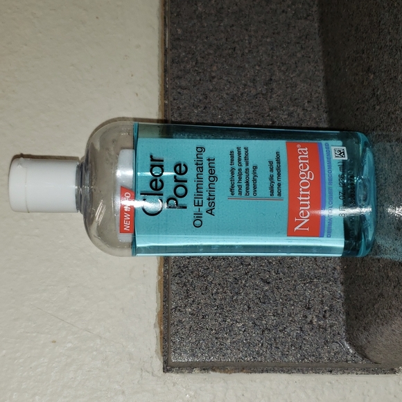 Neutrogena Clear Pore Oil-Eliminating Astringent, 8 OZ - Picture 1 of 13